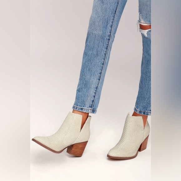 Laura Marano by Not Rated Western Ankle Bootie White Faux Snake Print Size 8 - Picture 3 of 14